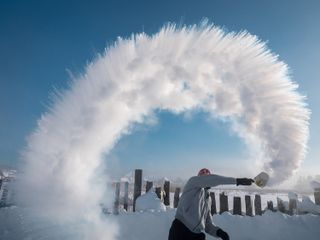 Boiling water to snow