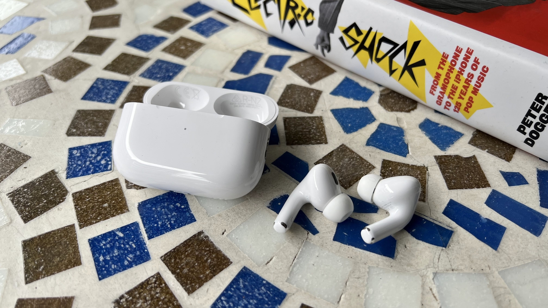 AirPods Pro 2 em uma mesa de mosaico