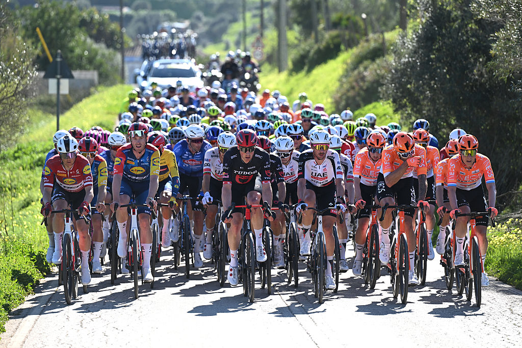The pelton during stage 4 of the 2026 Volta ao Algarve em Bicicleta in Lagos, Portugal. (Photo by Dario Belingheri/Getty Images)