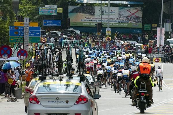 The peloton make their way towards a left-hander bound for the Genting Highlands.