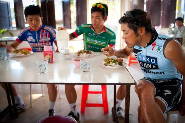 Riders eat breakfast in a small restaurant in Thoeng