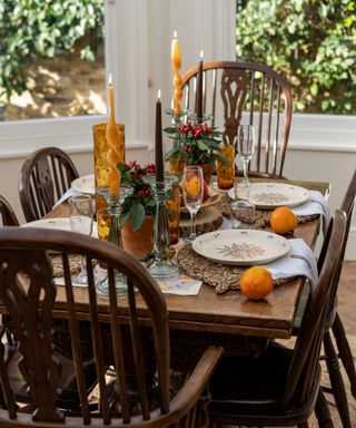 Natural designed Christmas table with wicker mats and brown tones