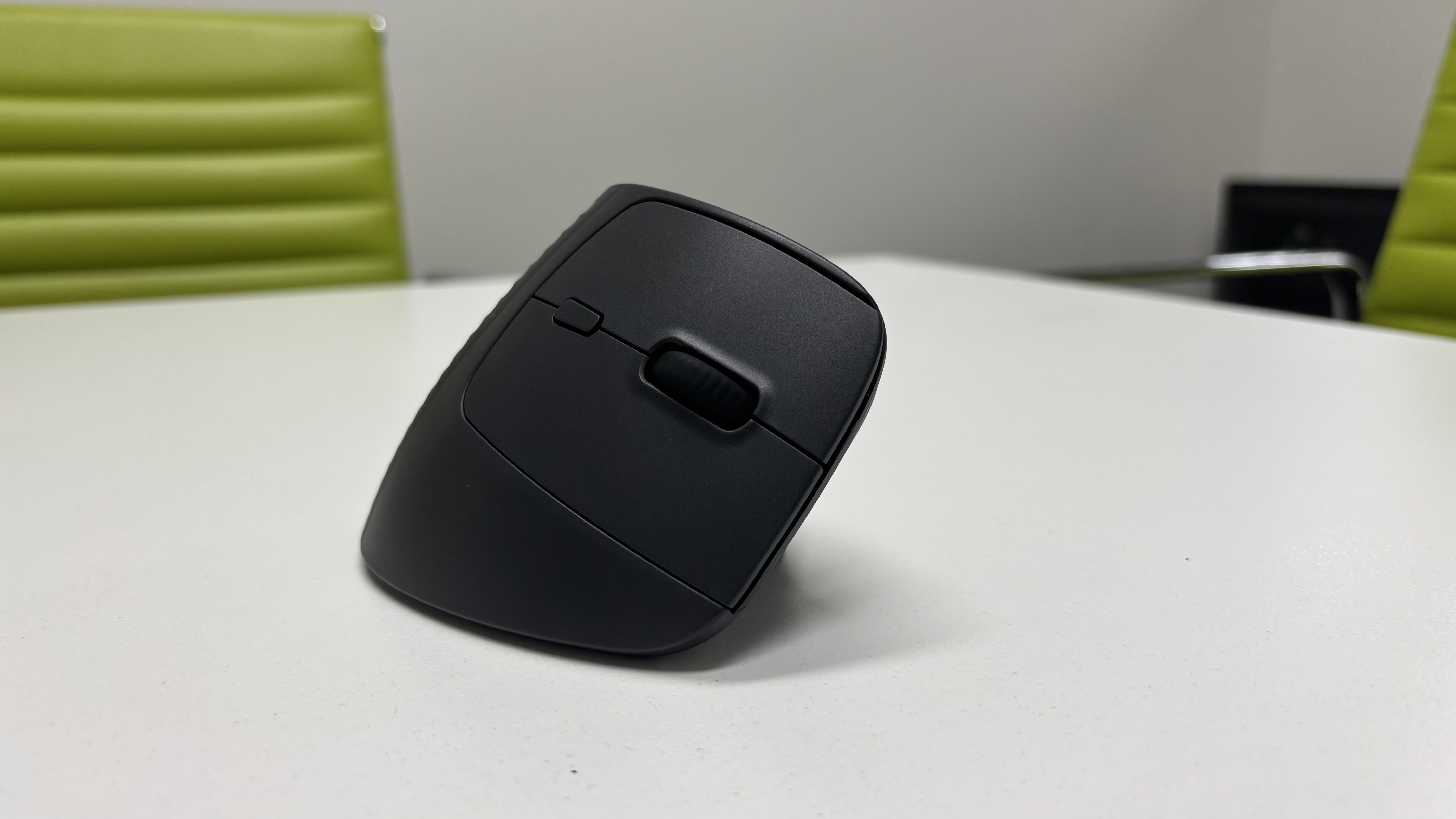 The face of the Ugreen M571 Vertical Ergonomic Mouse