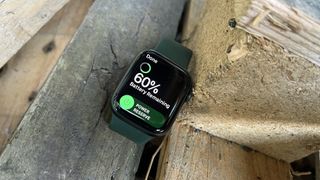 Apple Watch 7 i en test utendørs.