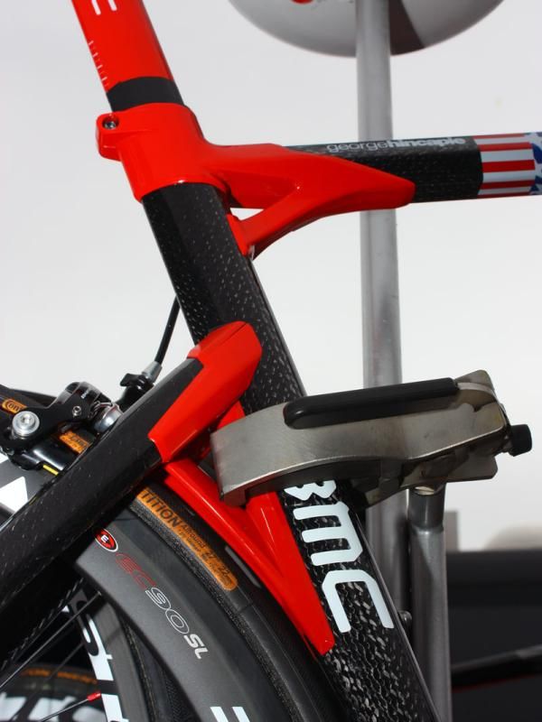 The offset seat stays on the Impec supposedly yields a slightly softer ride - but we can't help but notice the unsightly gaps in the lug halves.