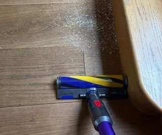 Testing edge cleaning with the Dyson Gen5detect