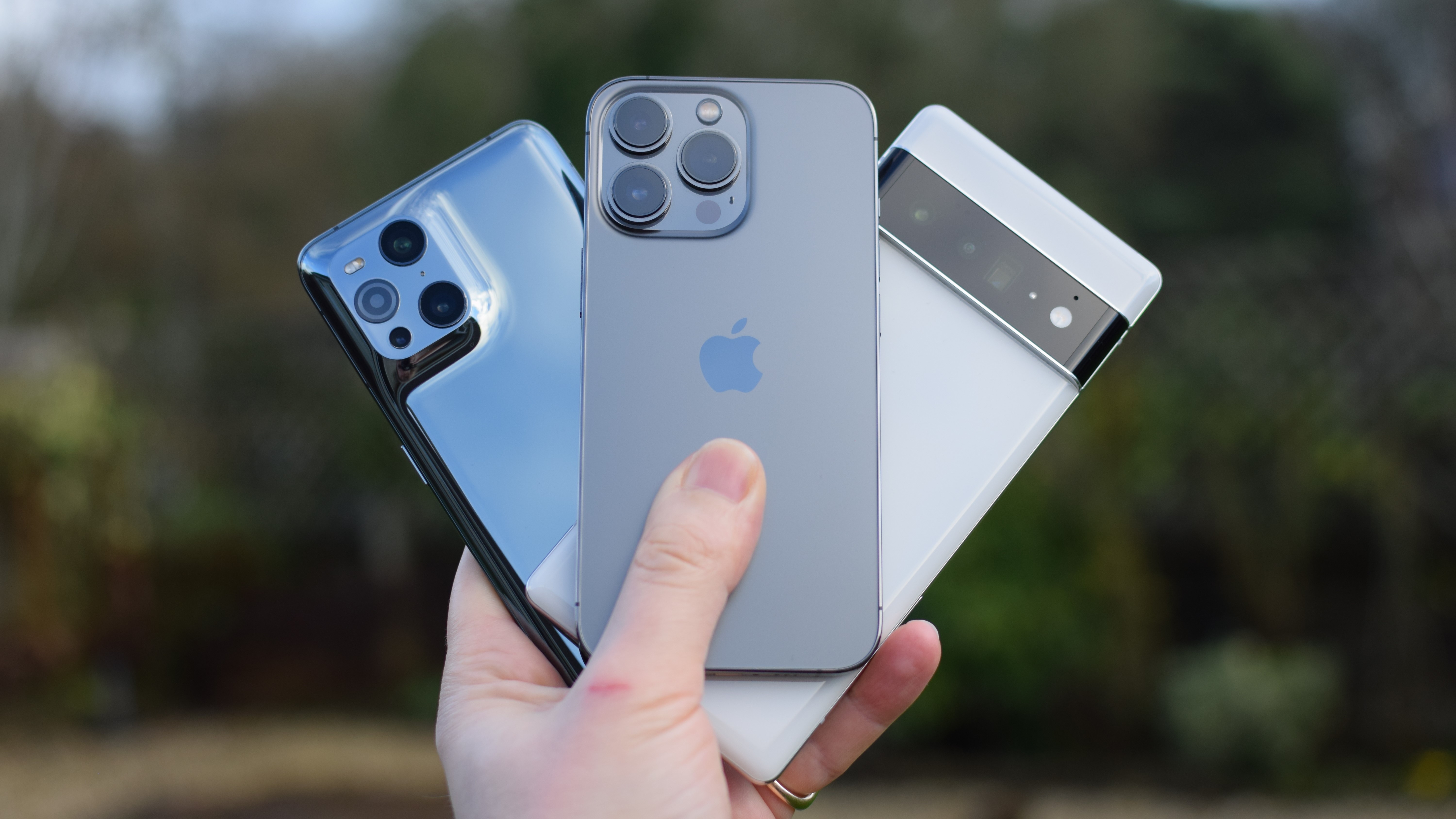 Google Pixel 6 Pro vs iPhone 13 Pro Max - Which is the Flagship KING? 