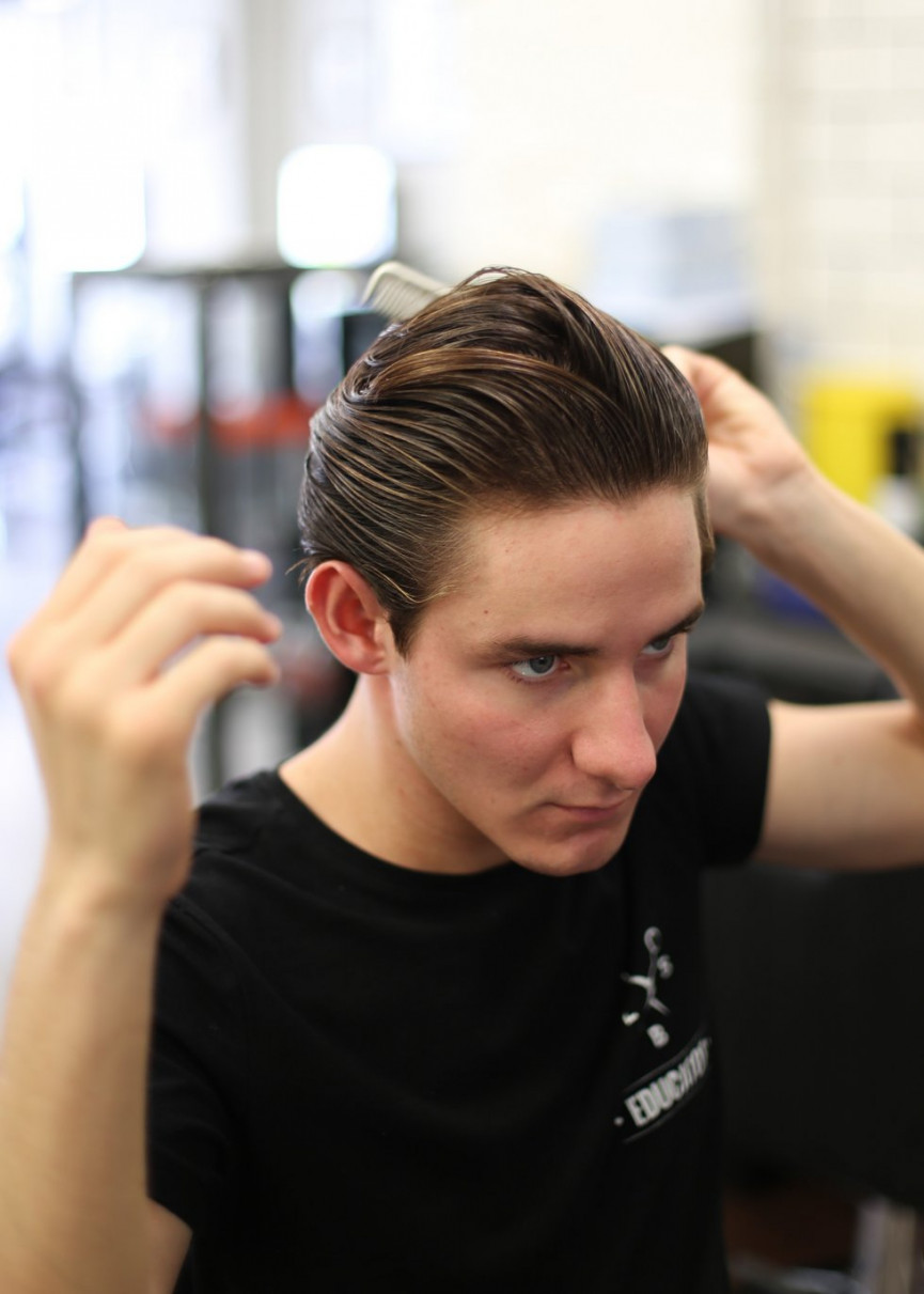 how-to-recreate-alex-turners-pompadour-at-home-by-yourself-6-1556697649-K5rT-column-width-inline