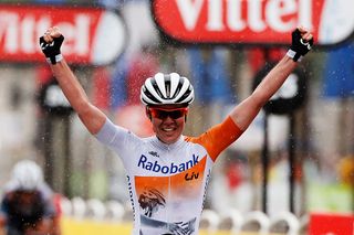 La Course: Van der Breggen wins solo on the Champs-Élysées