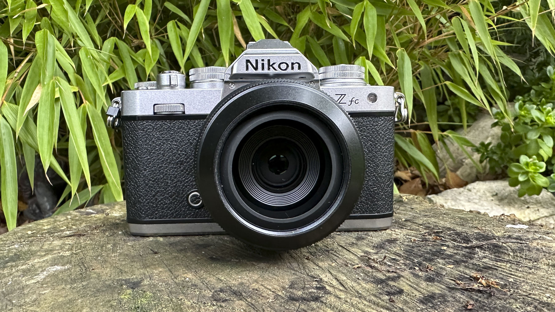 Vue frontale de l'objectif Nikkor Z DX 24mm f/1.7 avec l'objectif monté sur un appareil photo Nikon Z fc