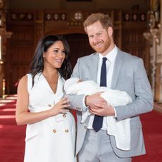 windsor, england may 08 prince harry, duke of sussex and meghan, duchess of sussex, pose with their newborn son archie harrison mountbatten windsor during a photocall in st georges hall at windsor castle on may 8, 2019 in windsor, england the duchess of sussex gave birth at 0526 on monday 06 may, 2019 photo by dominic lipinski wpa poolgetty images
