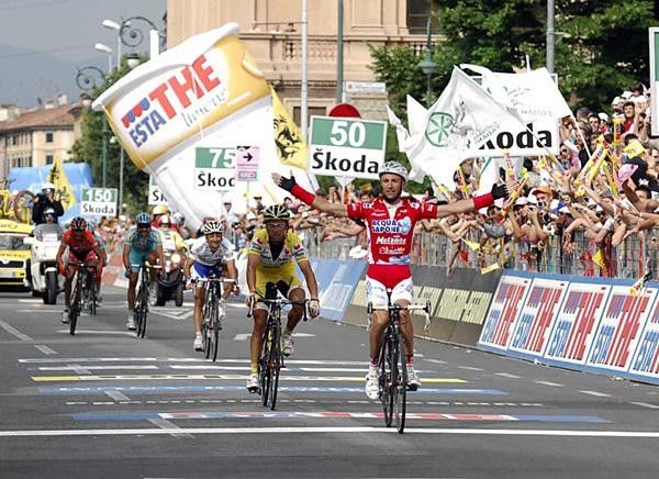 Stefano Garzelli (Acqua &amp; Sapone-Caff&egrave; Mokambo) wins in Bergamo.