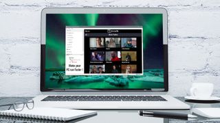 uTorrent essere utilizzato su un computer portatile, appoggiato su una scrivania