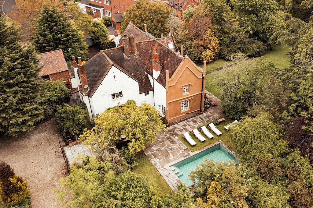Properties for sale with swimming pools: Lower House, Redditch, Worcestershire