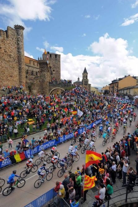 The crowds at the Ponferrada castle