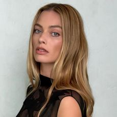Margot Robbie with bronde hair and loose waves