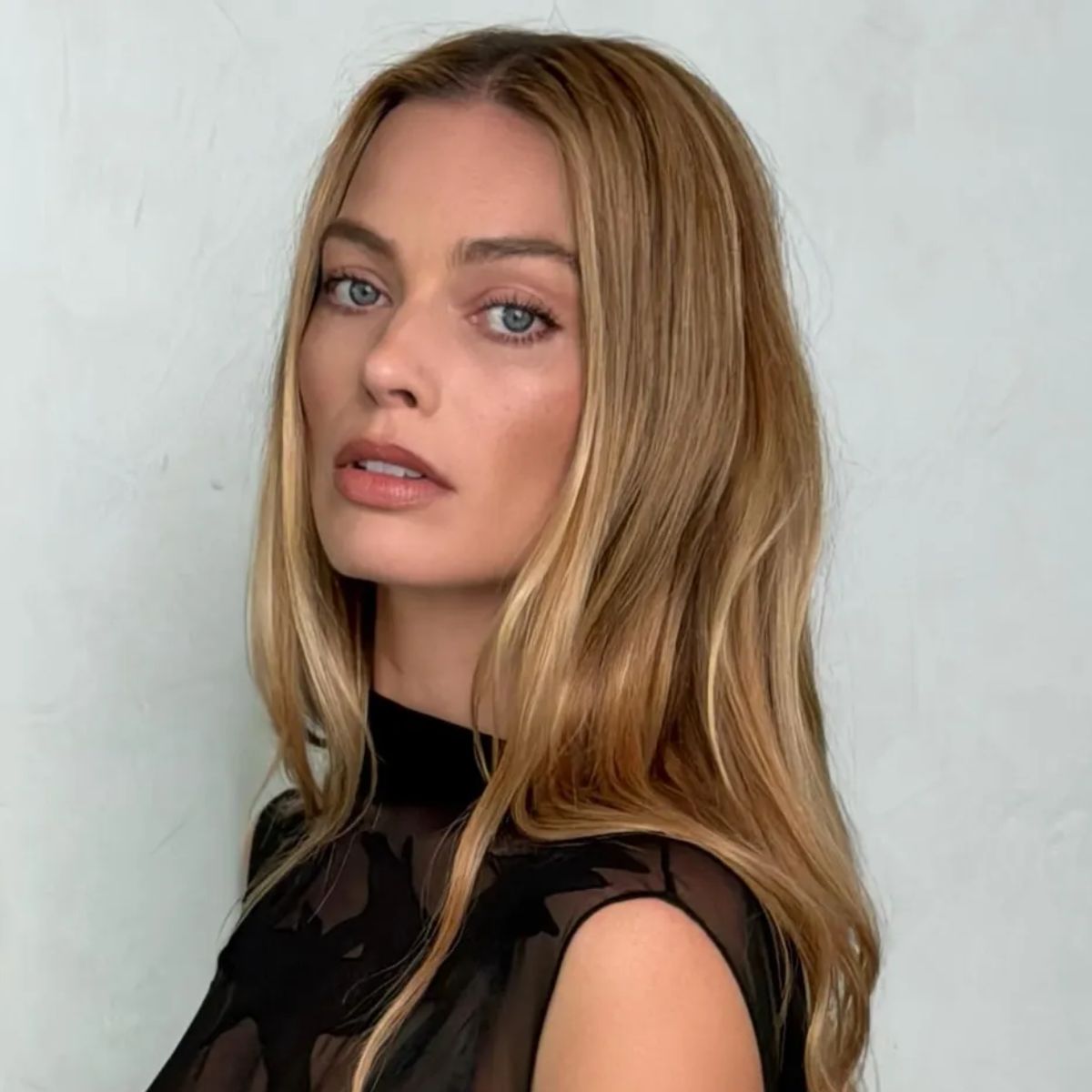 Margot Robbie with bronde hair and loose waves
