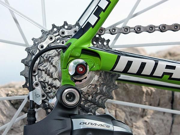The driveside rear dropout now serves double duty as a housing stop and all frame entry/exit points are sized to fit Shimano Dura-Ace Di2 connectors.