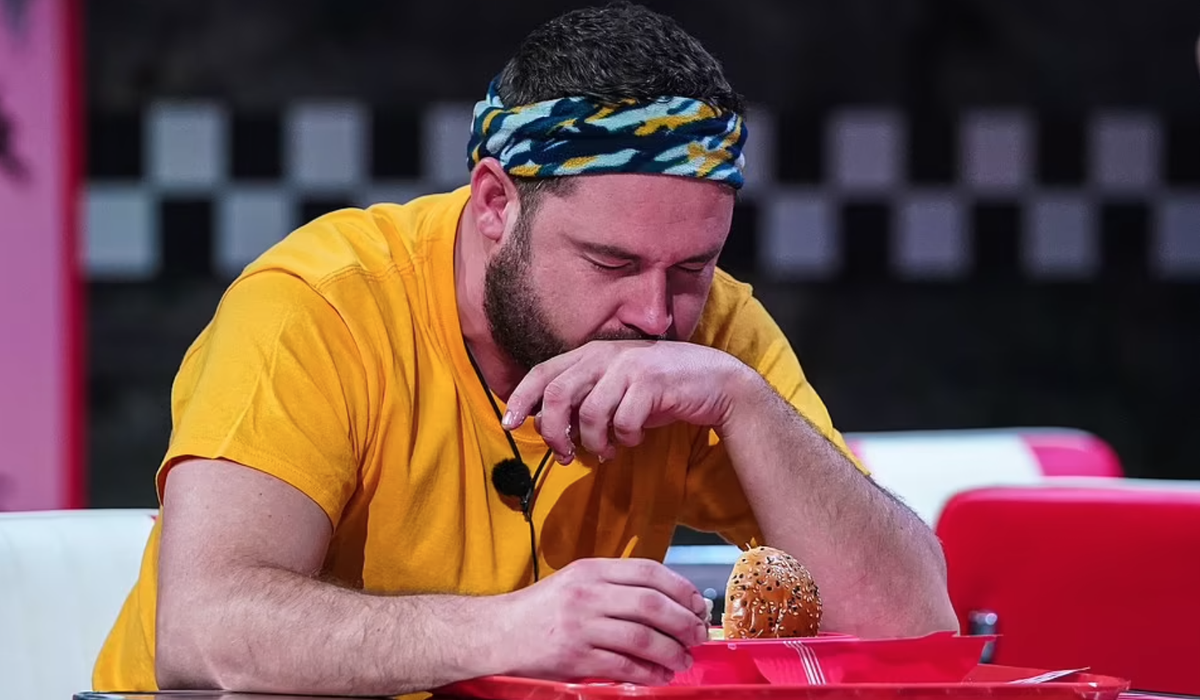 I&#039;m a Celebrity contestant Danny Miller eating an unpleasant burger