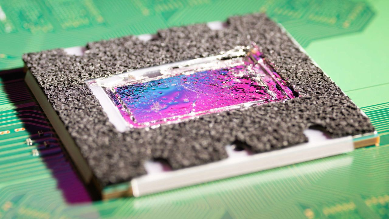 Fritzchens Fritz reflecting colours on PS5 liquid metal internals