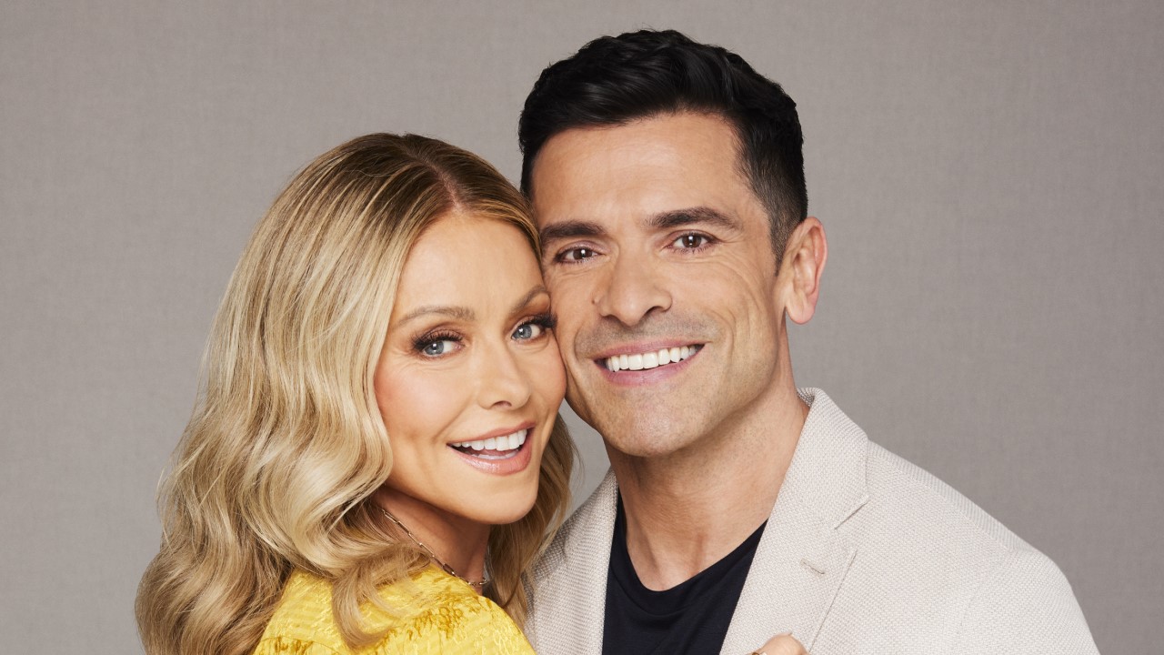 Kelly Ripa Admitted To Being Caught Walking Around The House Naked Thanks To Mark Consuelos Surprise Cinemablend