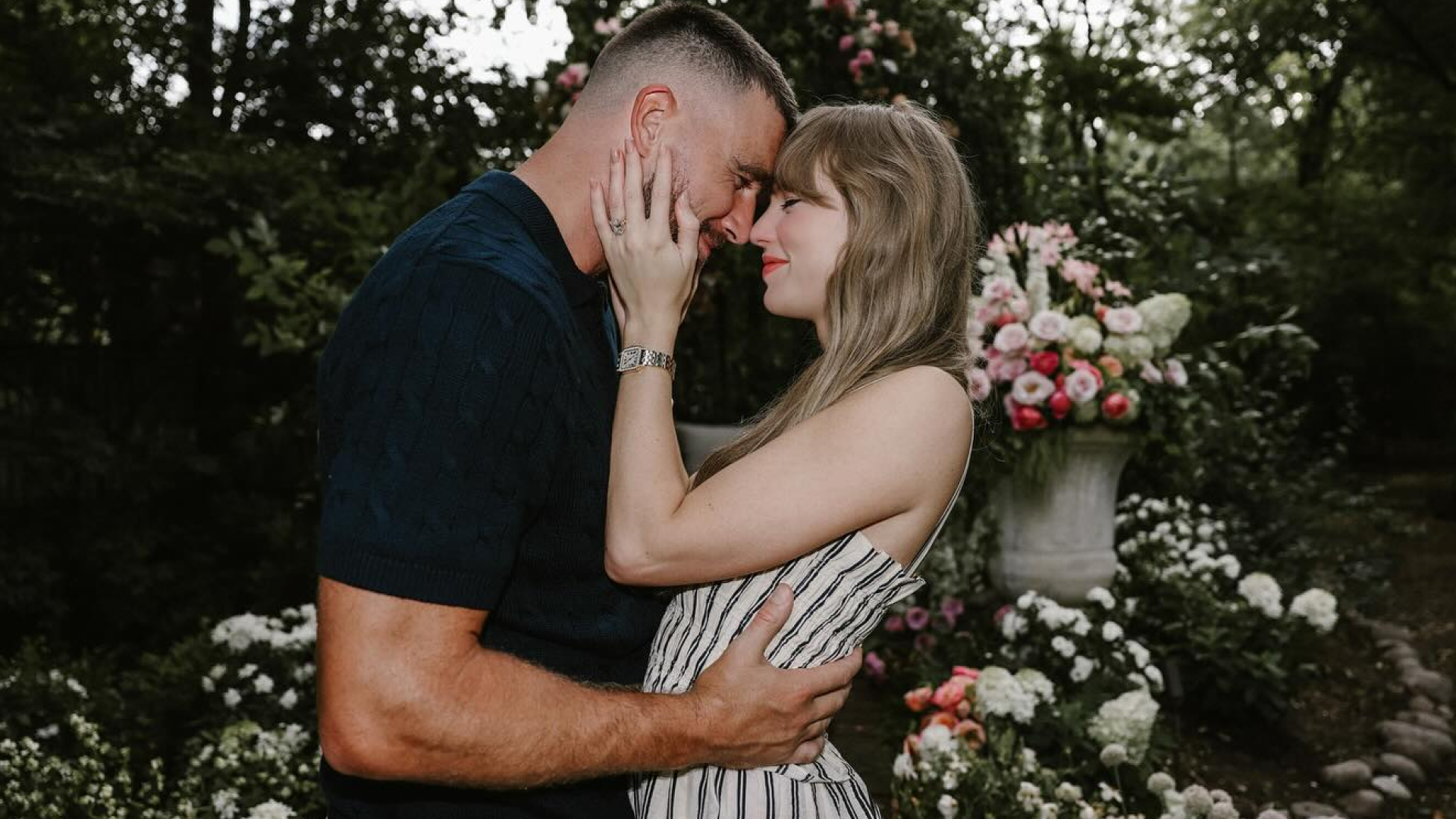 Travis Kelce and Taylor Swift engagement photo