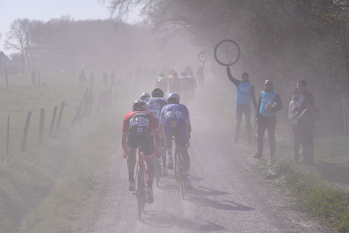 Riders kicking up dust on the Gent-Wevelgem 'Plugstreets'