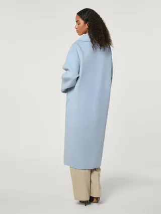 Rouje, Gaven Coat