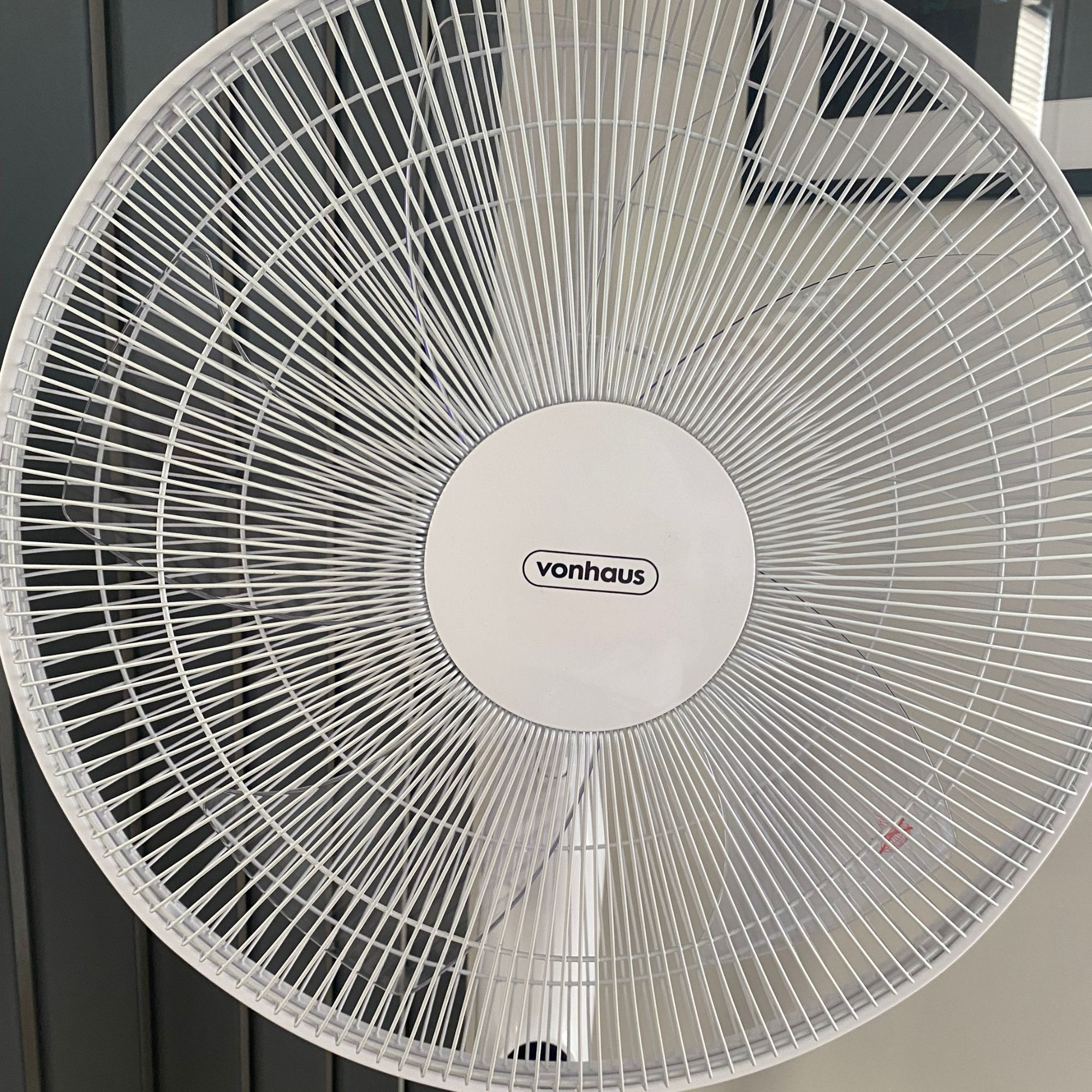 Close up of the Vonhaus 16'' pedestal fan head with clear blades