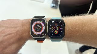 Två stycken Apple Watch-klockor runt en handled.