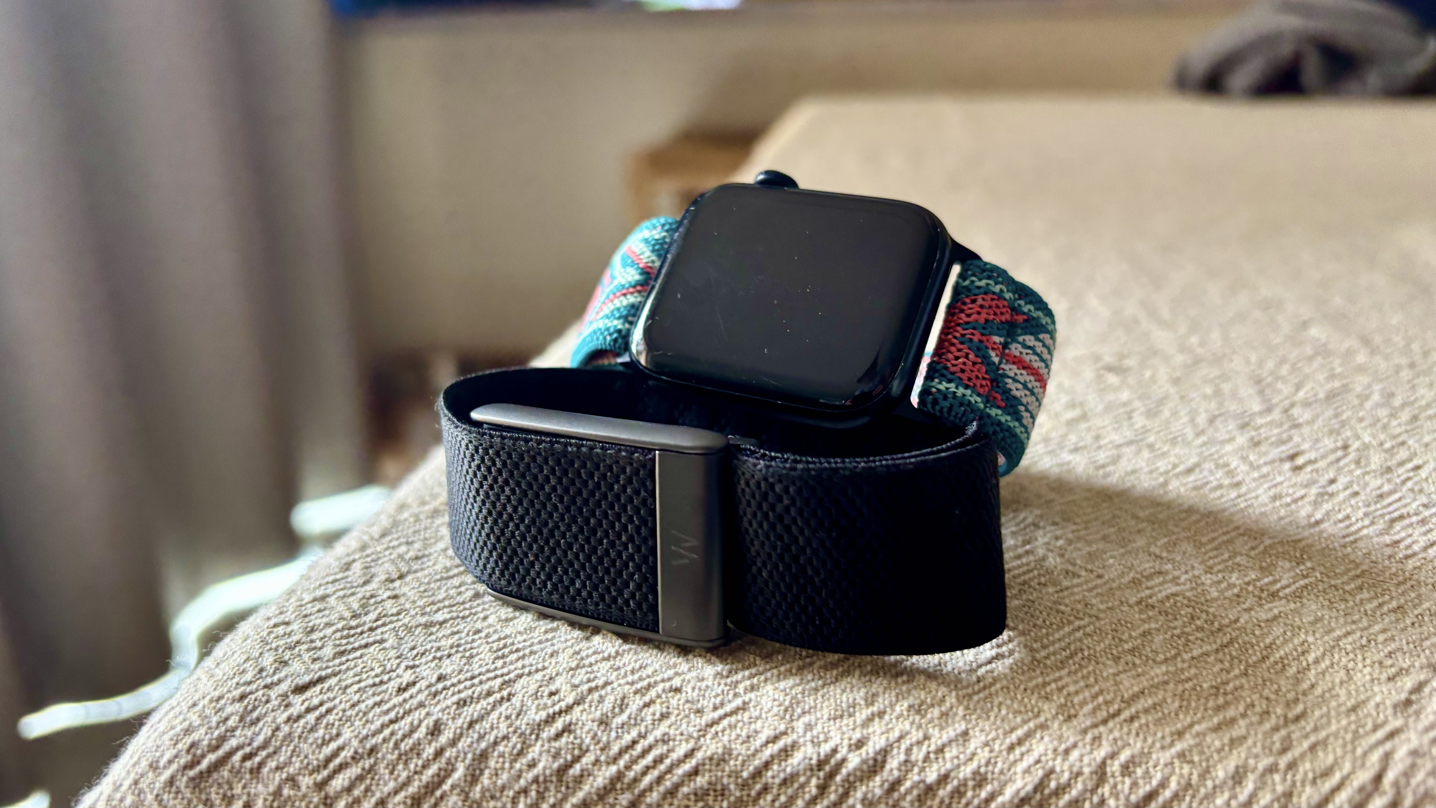 Apple Watch SE vs Whoop 5.0