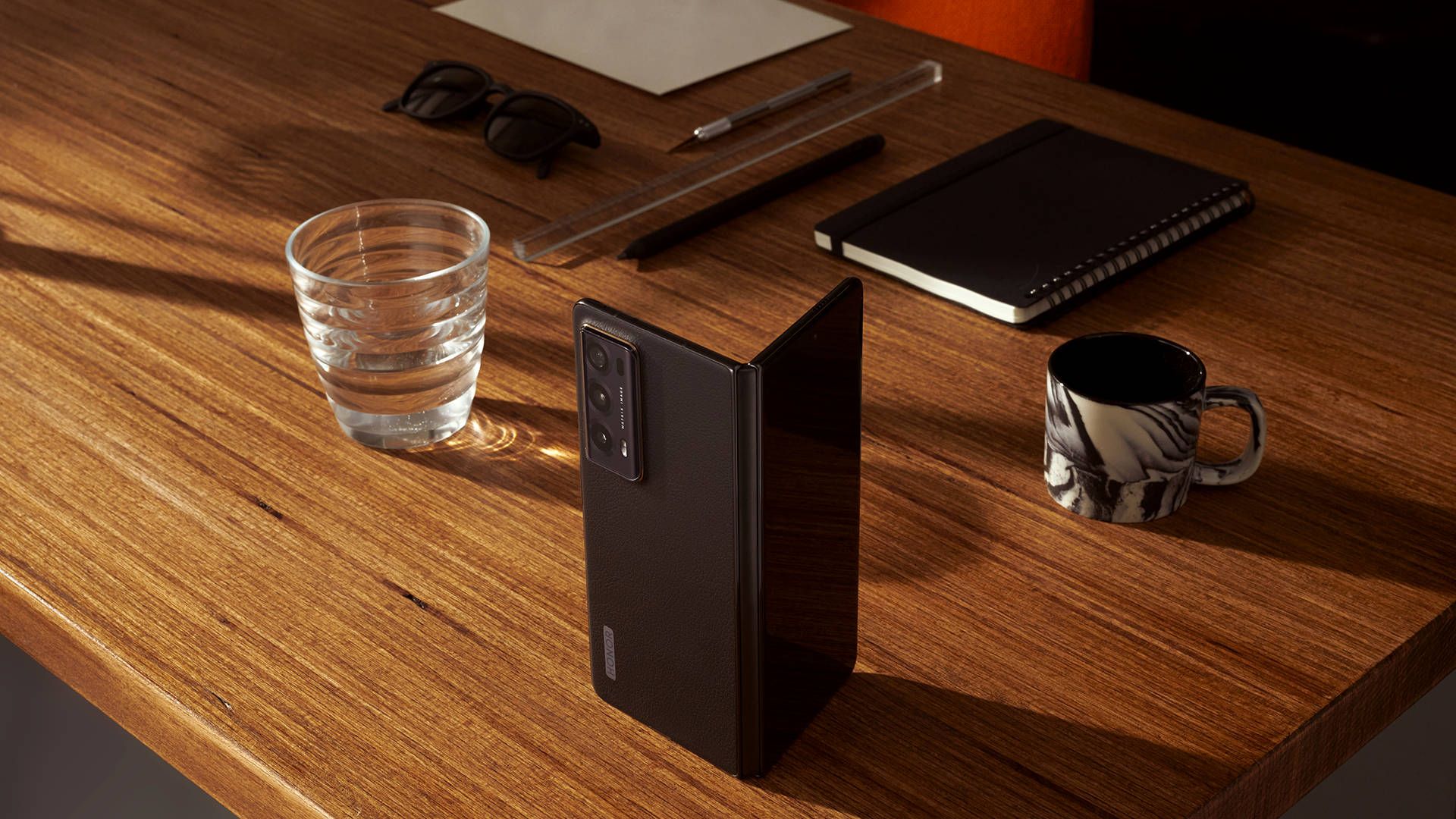 Smartphone pliable Honor Magic V2 sur le bureau
