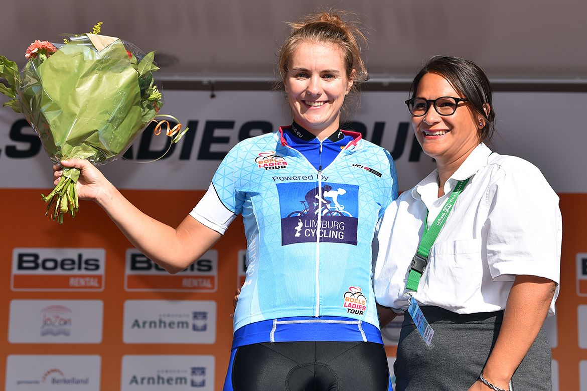 Winanda Spoor wears the blue sprint jersey