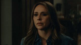 Julie talking to Ray in I Know What You Did Last Summer