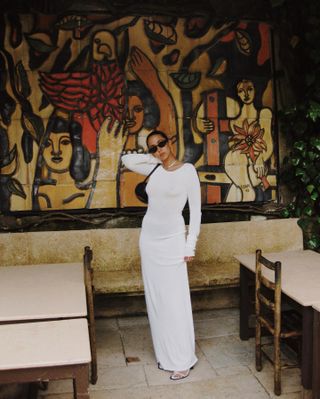 Hanna MW wearing an white maxi dress with white sandals.