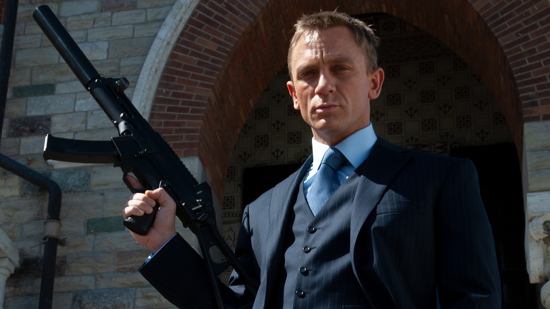 Daniel Craig holding an assault rifle in Casino Royale
