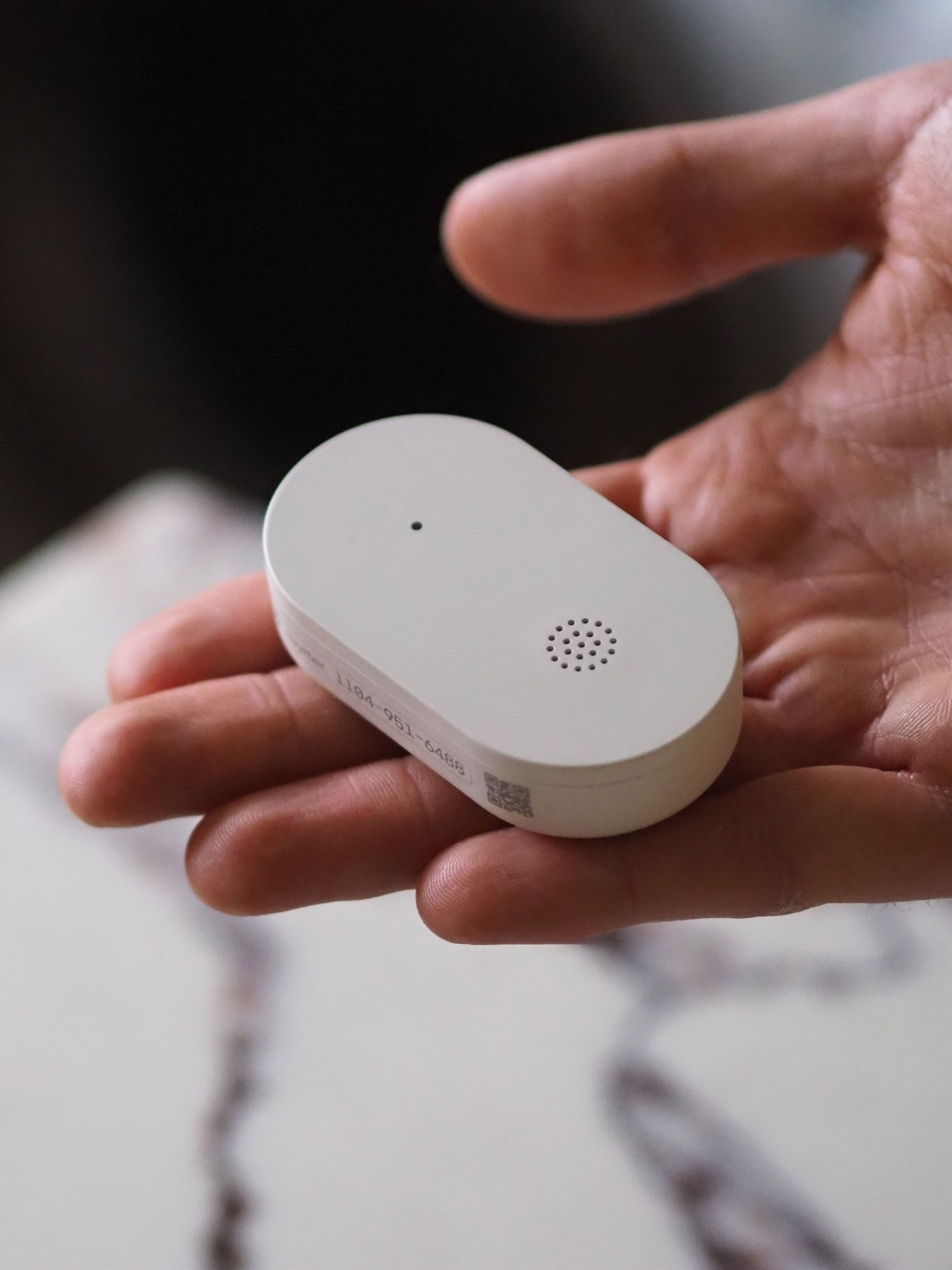 ikea klippbok water sensor on a marble background with a washing machine in the back