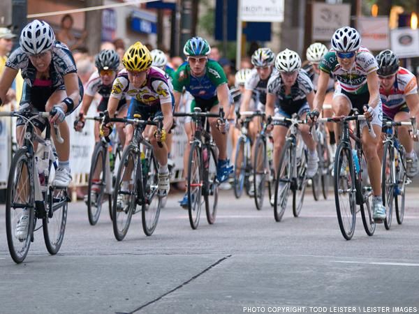 Catherine Cheatley (Colavita / Sutter Home) leads Laura Van Gilder (Mellow Mushroom) passed the field again.