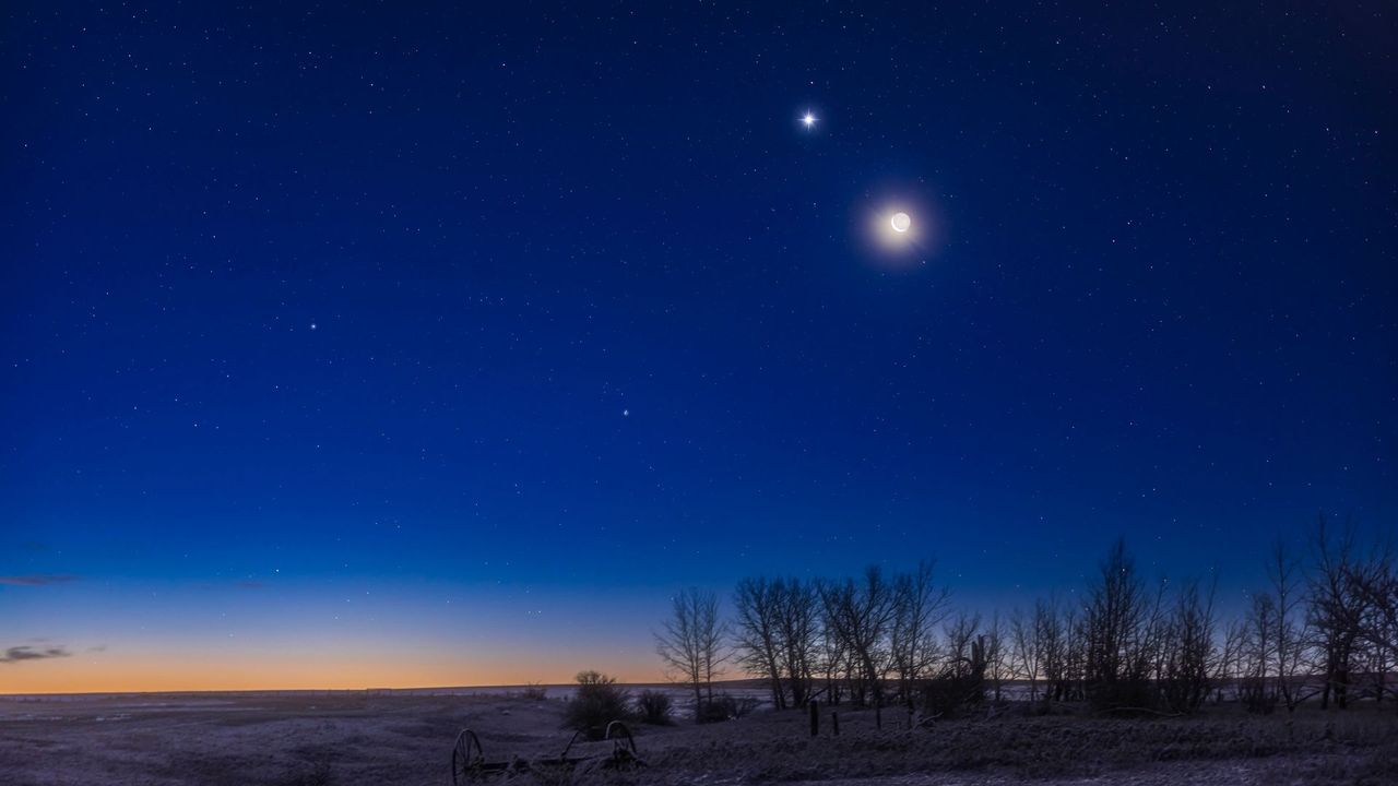 Don't miss the moon lead a dazzling mini 'planet parade' on June 17