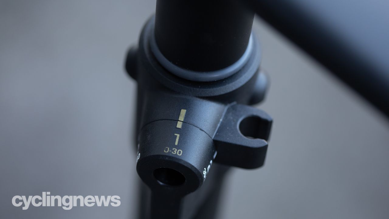 Topeak Joe Blow Tubi 2stage pump detail showing two stage switch