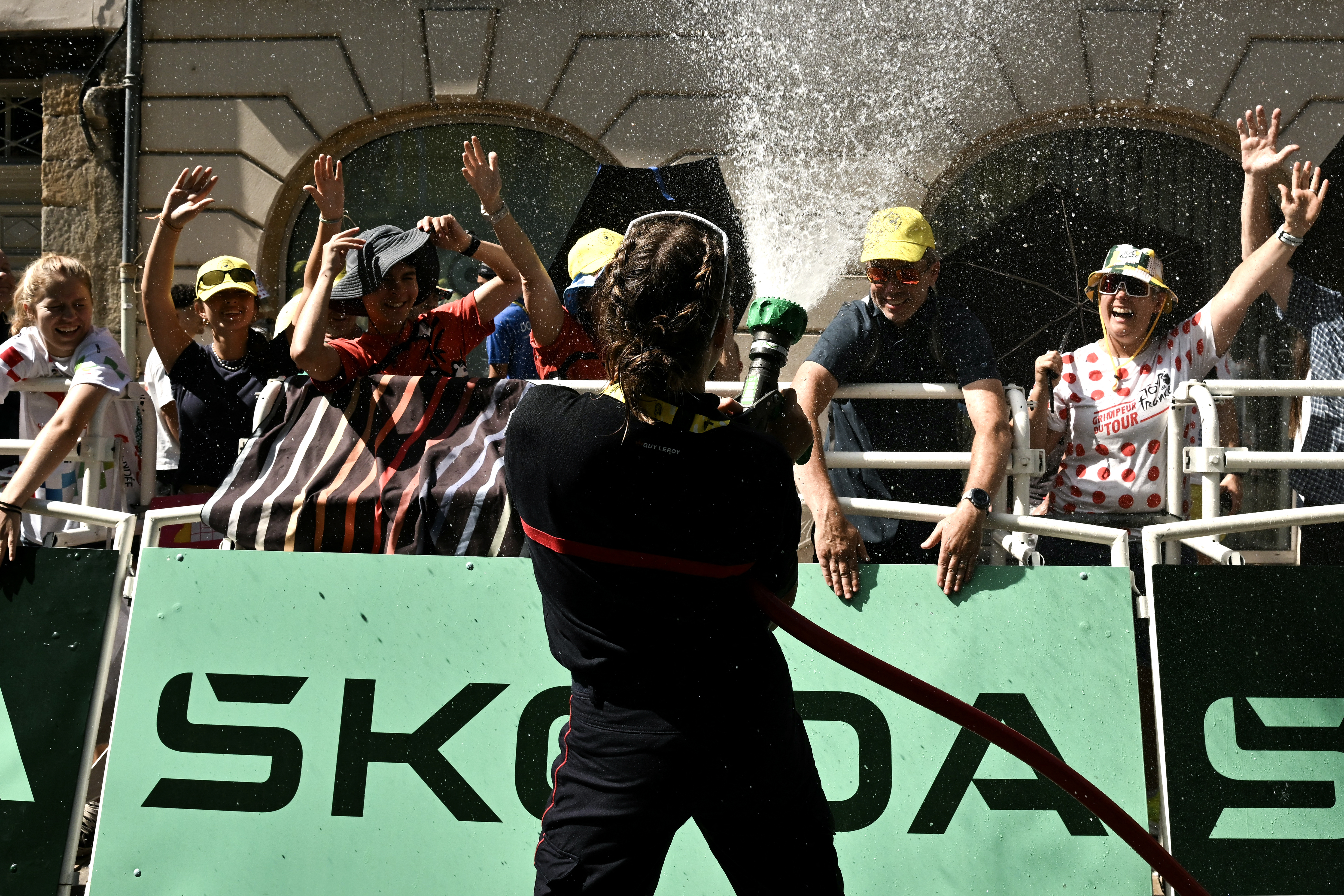 Fans cooling down with water at the Tour de France