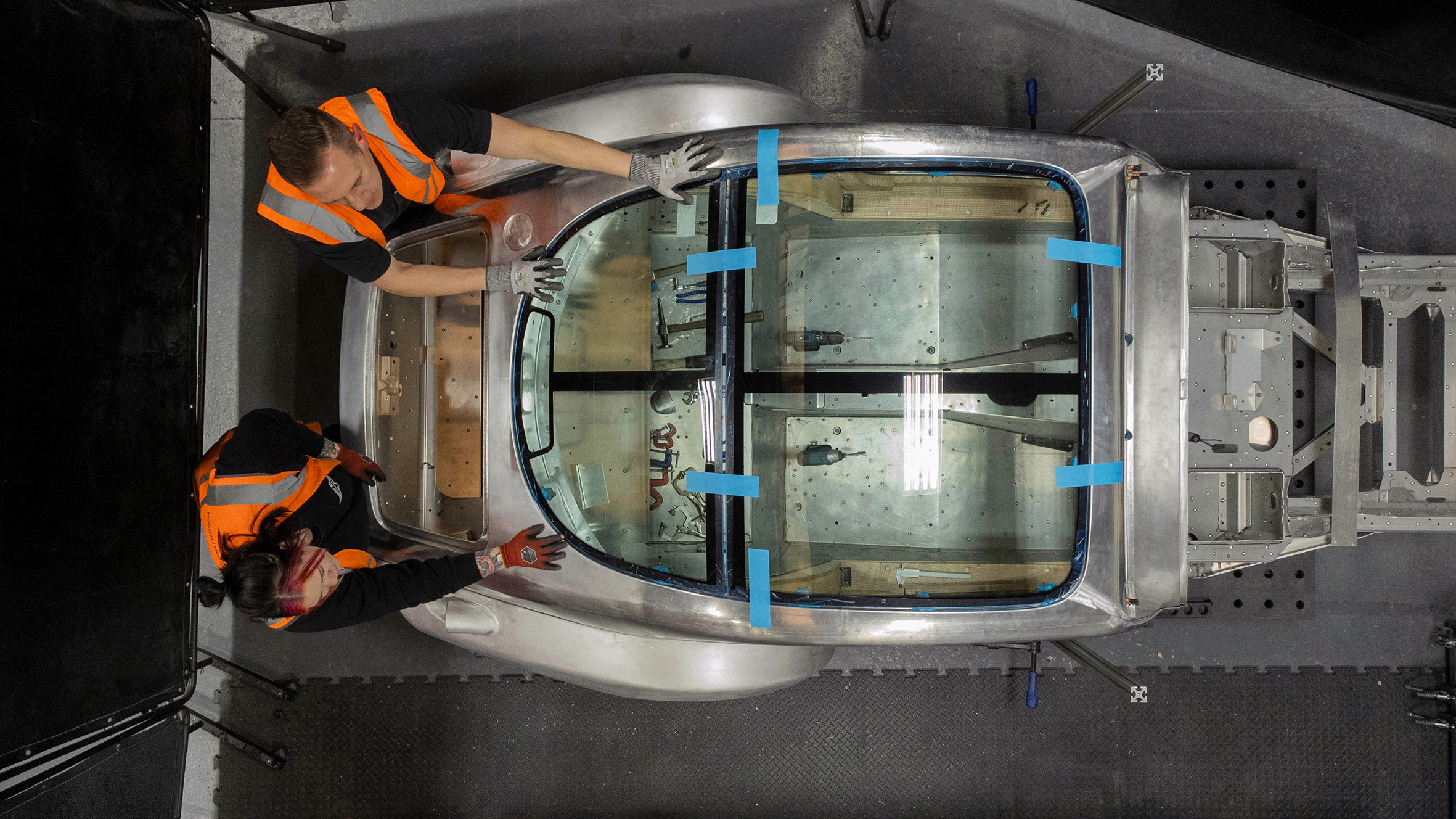 The roof glass is installed in Car 0