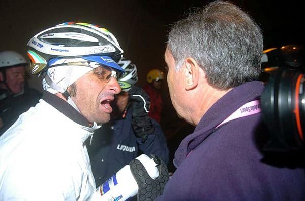 Paolo Bettini (Quickstep-Innergetic) talks to the race directeur.