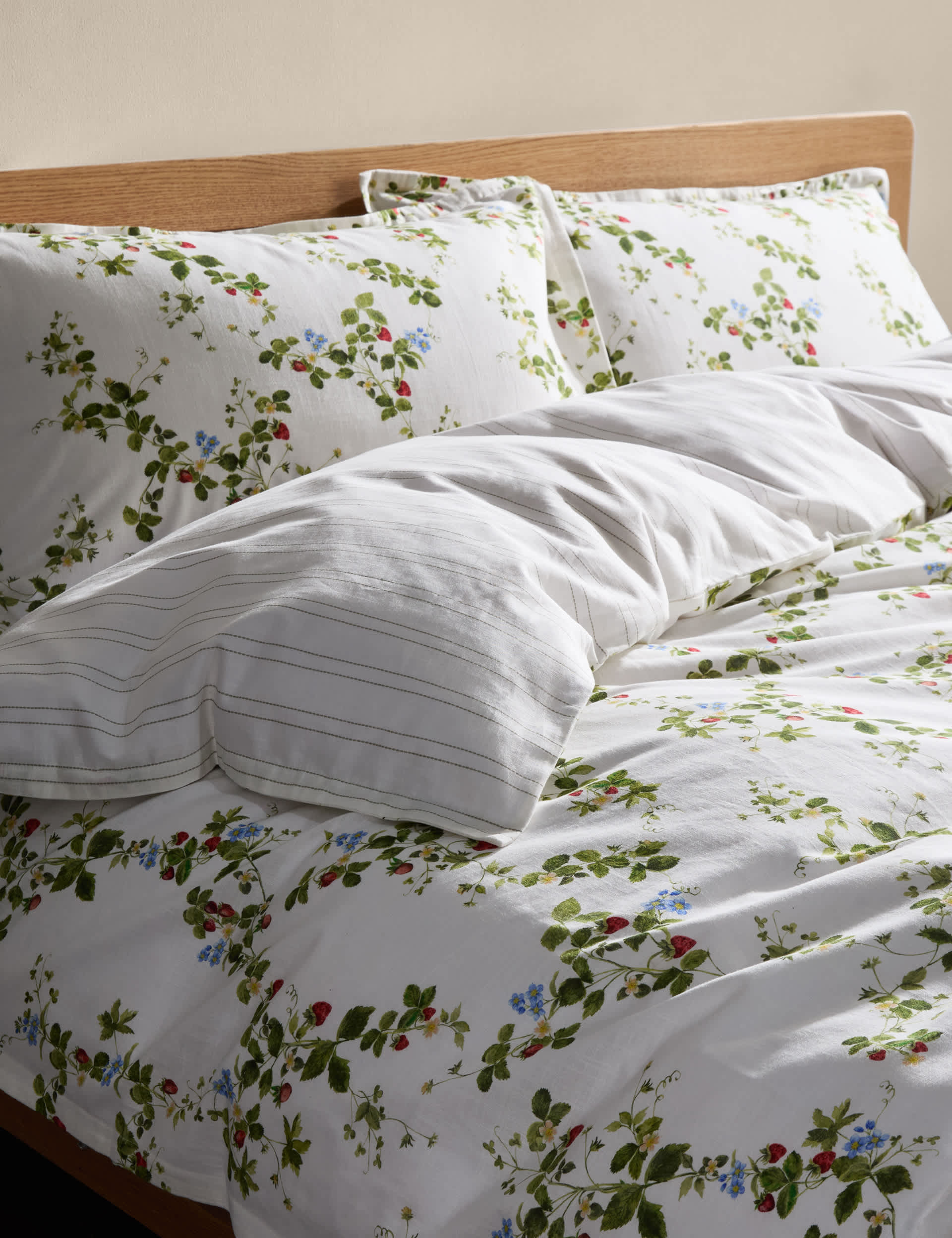 Pure Cotton Strawberry Field Bedding Set