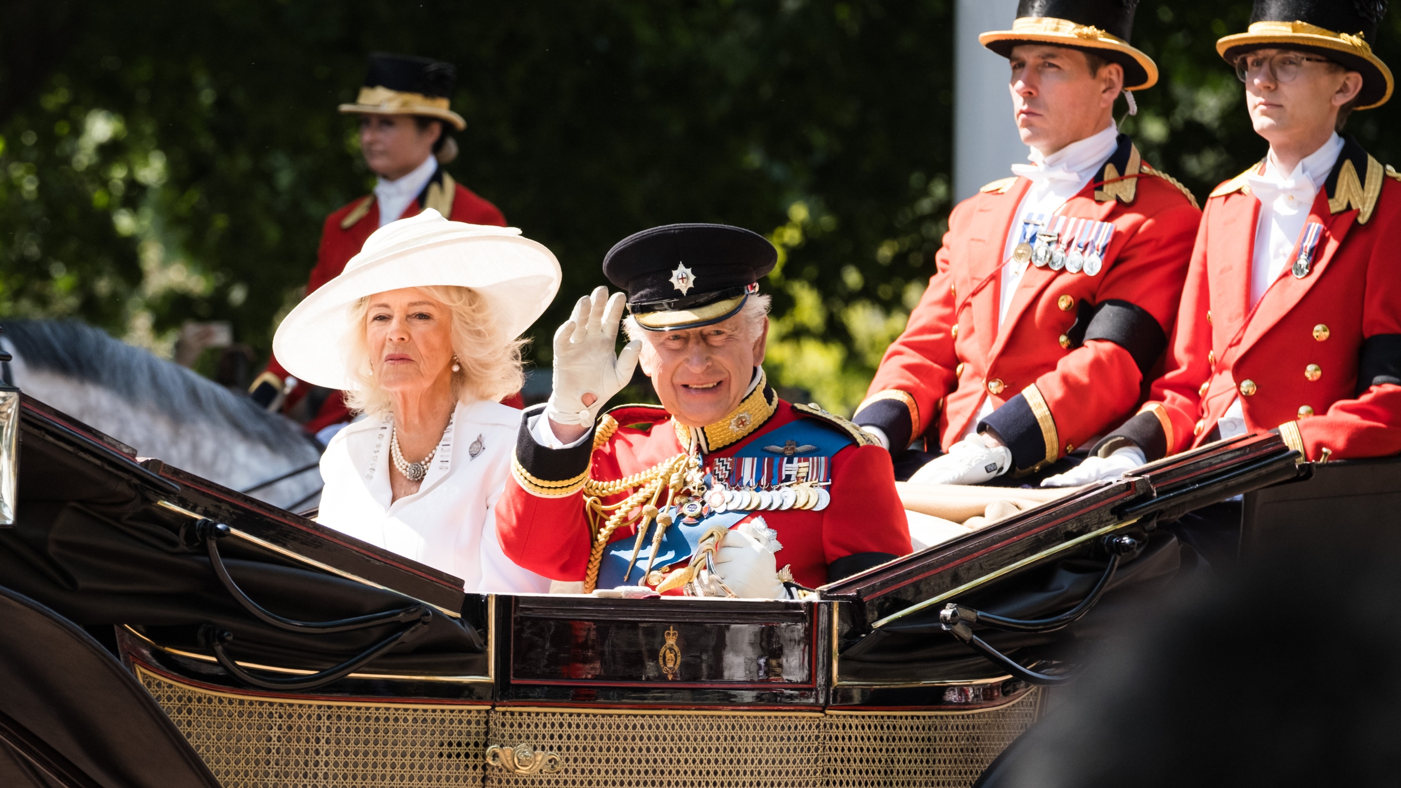 Král Charles III a královna Camilla jezdí v královském kočáru v obchoďáku v Trooping the Color 2025