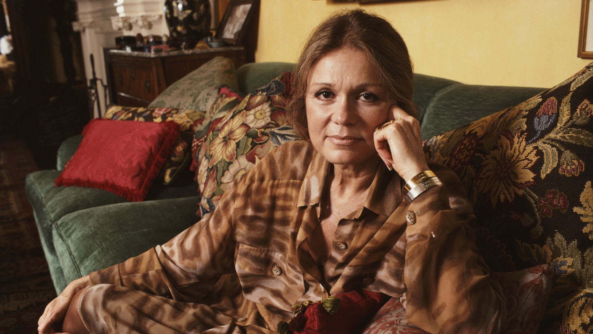 picture of activist and journalist Gloria Steinem in her NYC apartment
