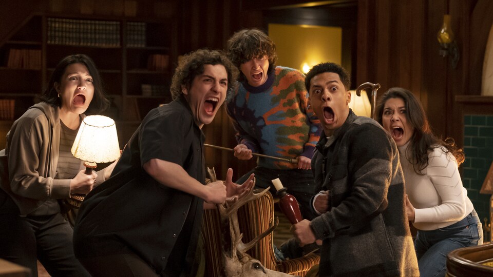 The young adult cast of Goosebumps screaming and looking at something off screen,