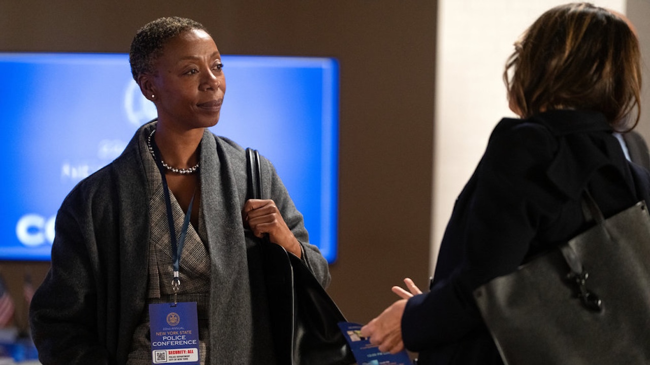 Chief Tynan talking to Benson at a conference in Law &amp;amp; Order: SVU Season 27x08