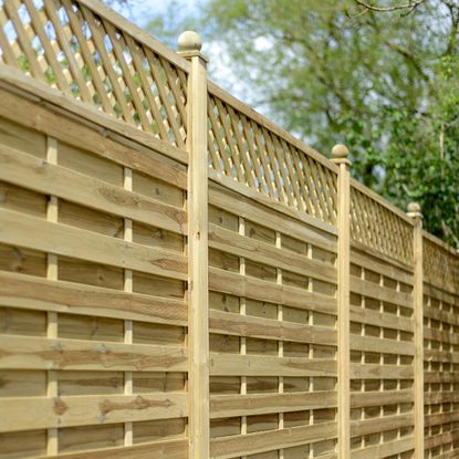 How to install fence panels and replace any that are damaged | Gardeningetc