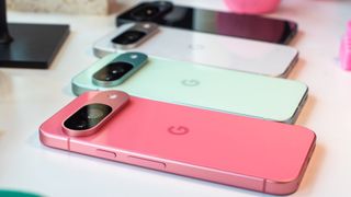 Google Pixel 9 i fire forskjellige farger.